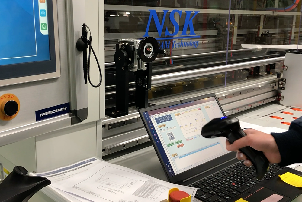 QRコードで加工ジョブを読み取る様子