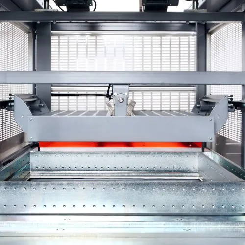 世界で最も売れているデスクトップ型高機能小型真空成型機formech HD686 ヒーターで熱している様子