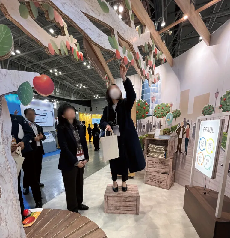 東京企画装飾株式会社の展示会ブース、体験可能なディスプレイ