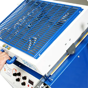 世界で最も売れているデスクトップ型高機能小型真空成型機formechの使い方_②資材をセットし温める