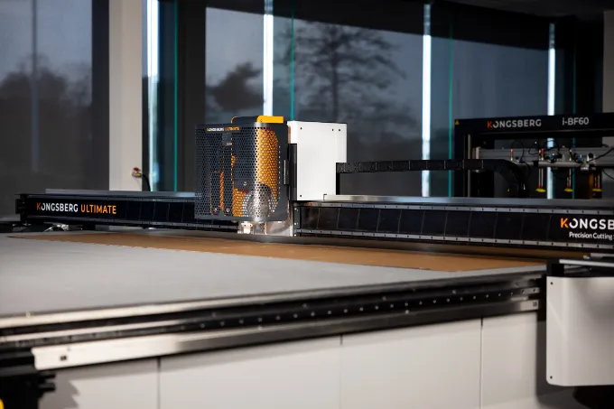 日本製図器工業が販売するKongsberg Ultimate段ボールおよびディスプレイ製造のゲームチェンジャーとなるマシンです。