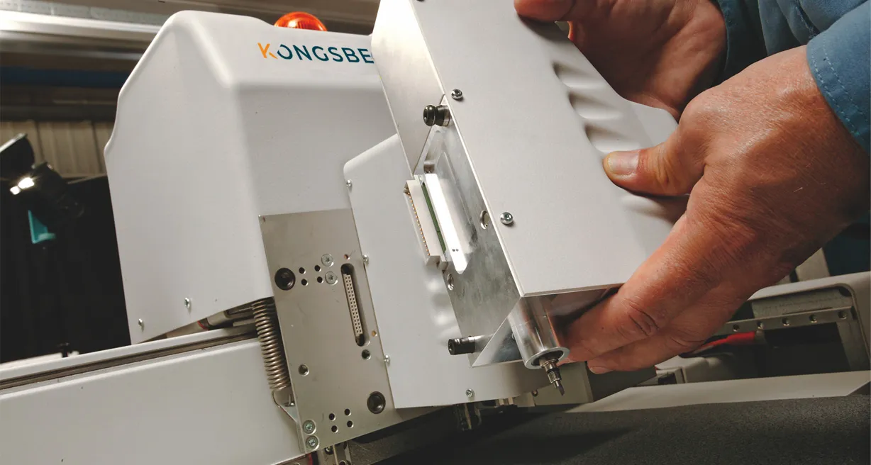 KongbsergXE10_薄物資材対応コンパクト高速カッティングマシン