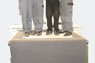 多くの人間が乗っても問題のない、頑丈なKongsbergのテーブル