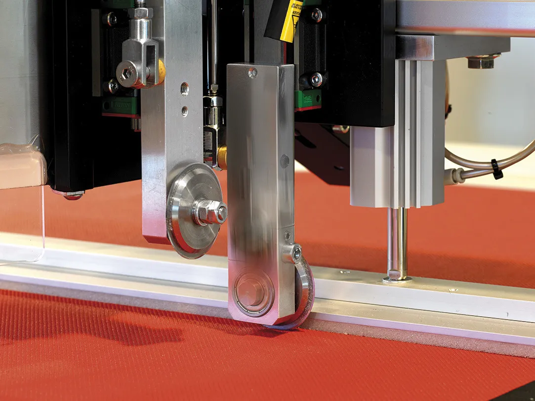 Matic M1-PC テキスタイルカット加工の様子