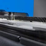 CNCルーター AXYZ TRIDENTのサーボモータ付ヘリカルラック