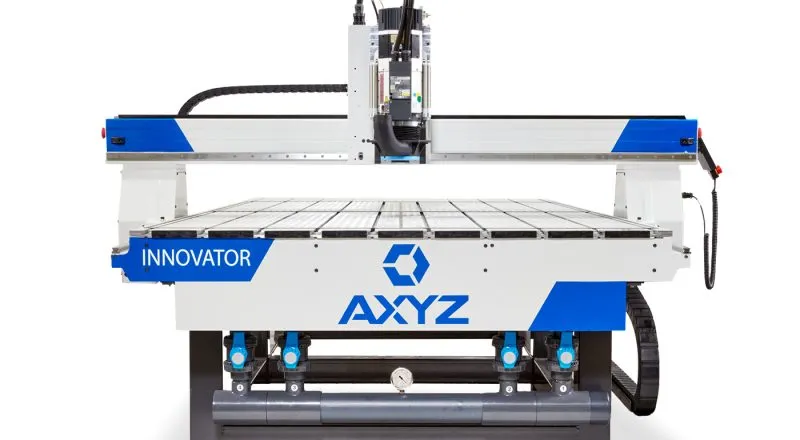 日本製図器工業が販売するCNCルーター、AxyzINNOVATORの全体を正面から見た様子