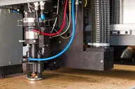 フラットベッド抜型用レーザーカッティングシステム ELCEDE LASERMATE proの高速彫刻ヘッドQUICKSCAN