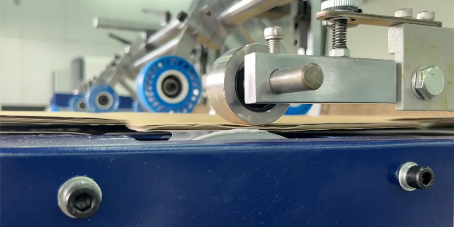 IntelligentBoxが対応できる縦方向のスリッティングと罫線加工