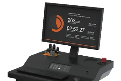 KongsbergXのPCと機械操作ボタンを1カ所に集約したオペレーションコンソール