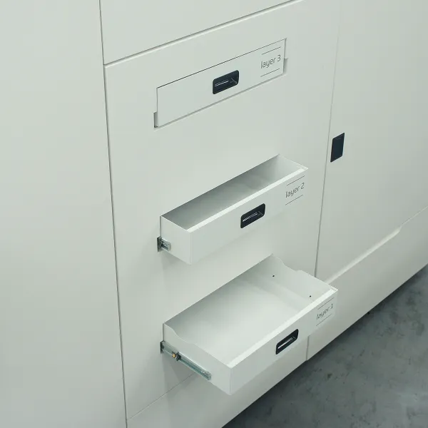 階層型カッティングマシン　外から見たトレー部分