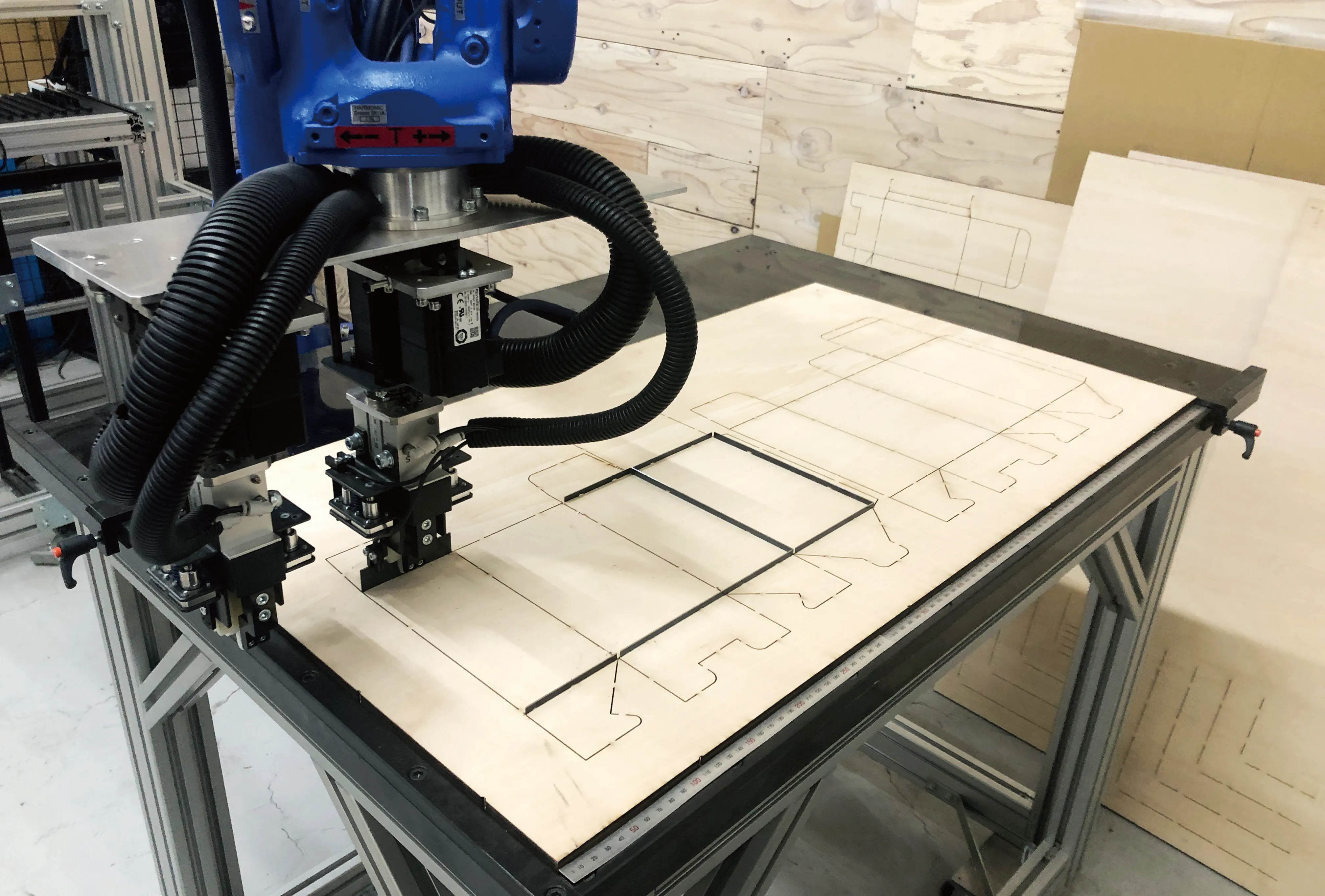 抜木型への刃入れ作業を自動化できるロボットソリューション